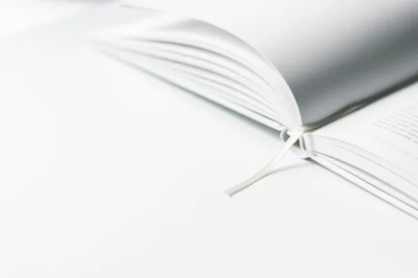 Aufgeschlagenes Notizbuch auf dem Tisch während einer Schulung