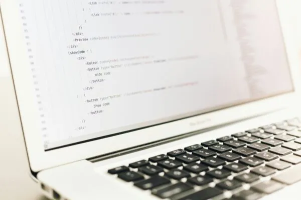 Quellcode auf dem Bildschirm eines Entwicklers
