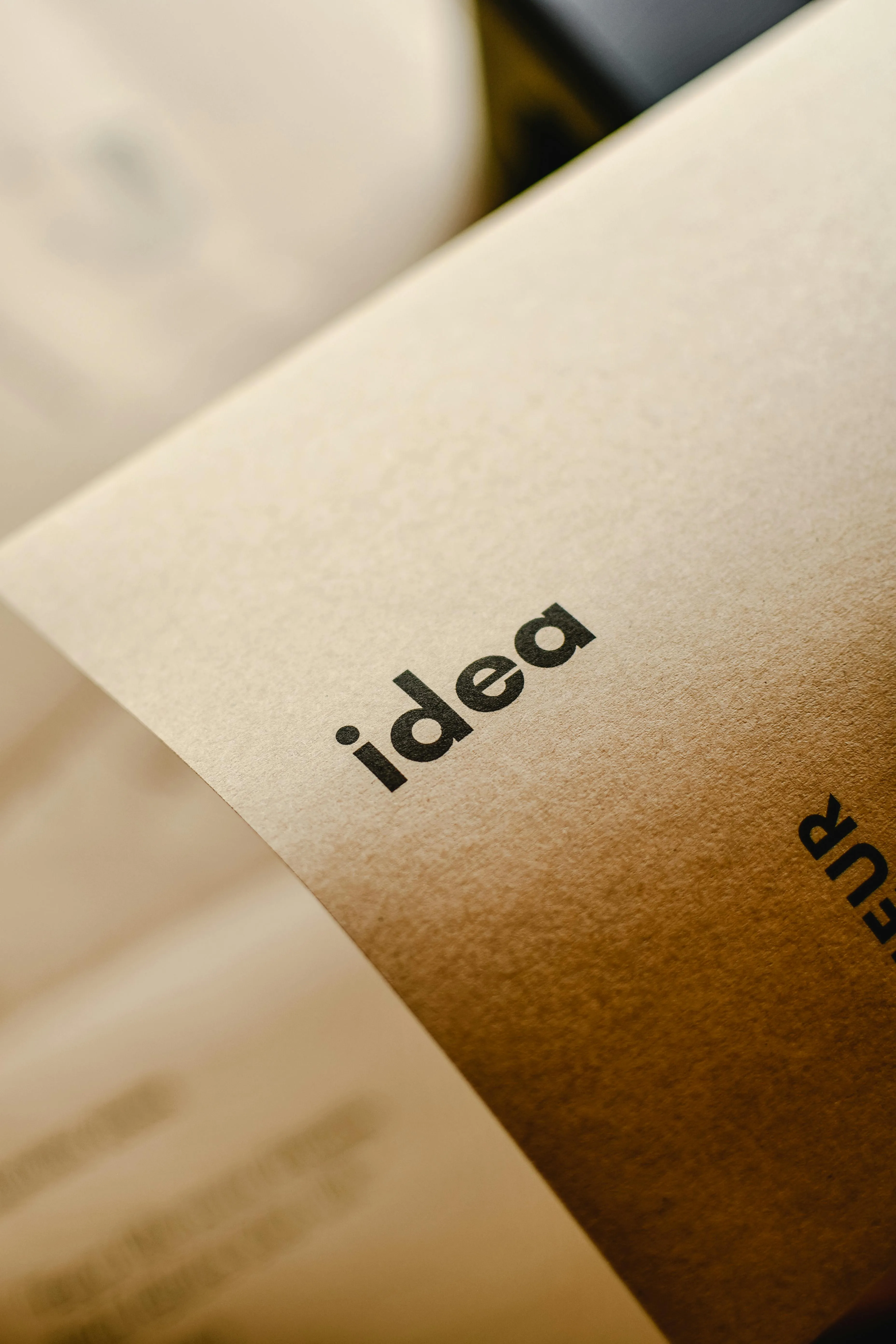 Klebezettel mit der Aufschrift "Idea" auf braunem Papier
