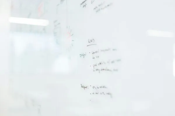 Whiteboard mit Planungsskizzen und Klebezetteln